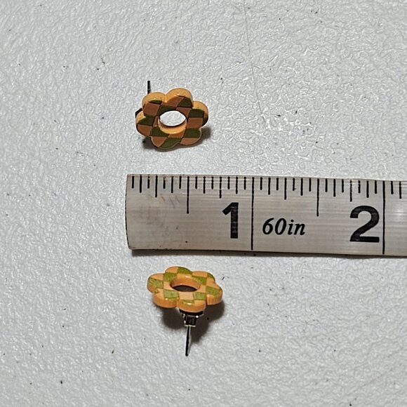 Retro Flower Shaped Checkerboard Stud Earrings 60s 70s Hippie Fashion Women - Picture 3 of 3